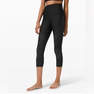 Lululemon Mapped Out High-Rise Crop 21"
Black / Asphalt Grey Sz 2